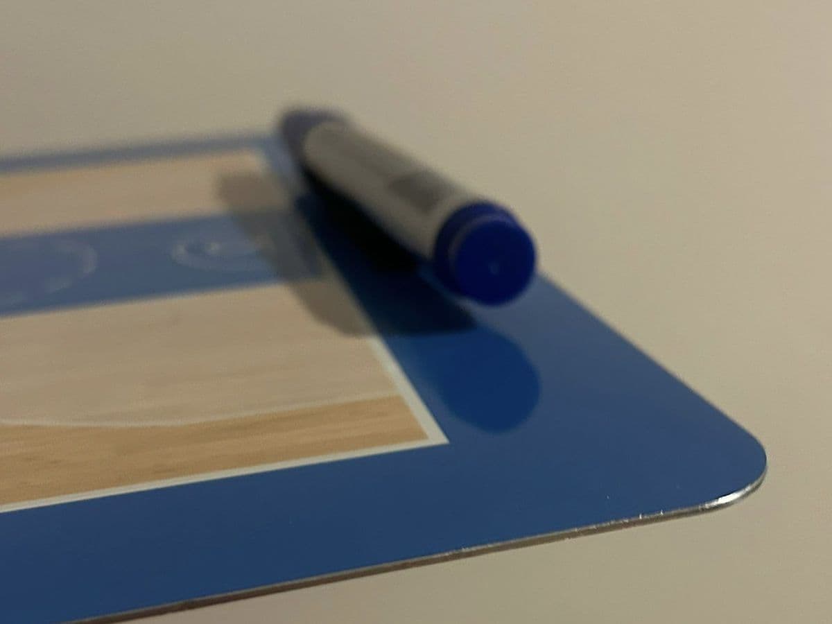 Detalle de la pizarra de aluminio (acabado, rotulador)